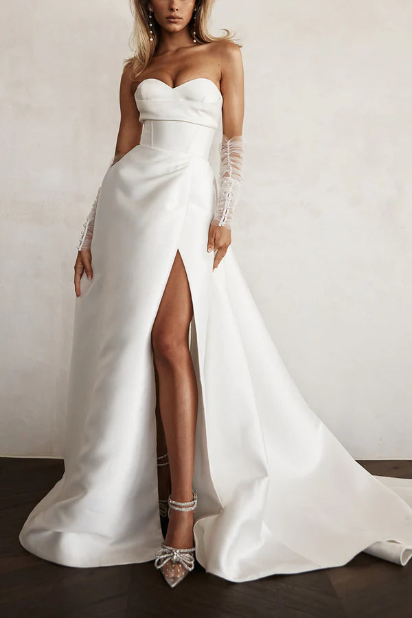 Abito da sposa a trapezio con maniche semplici e plissettate in raso dolce